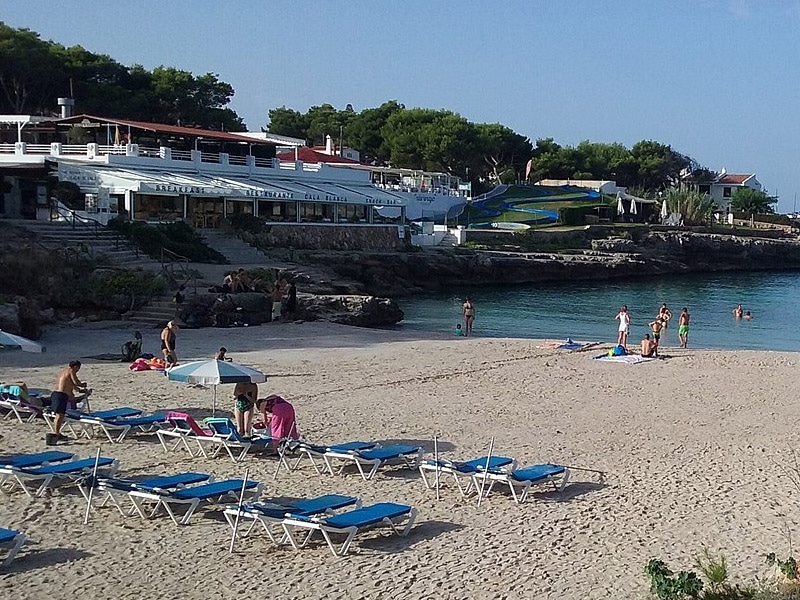 Praia com restaurante Menorca