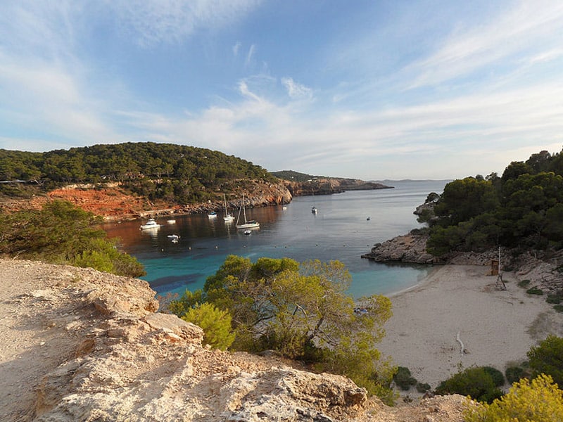 praias mais tranquilas em ibiza