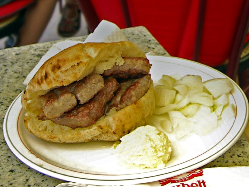 O tradicional Ćevapi