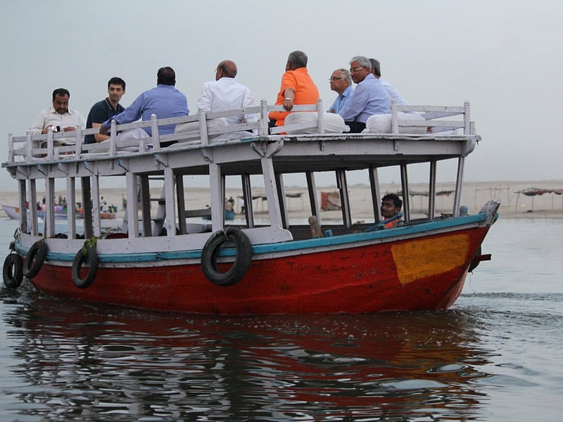 passeio de barco em varanasi