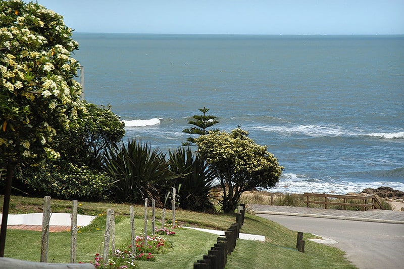 Praia deserta em punta dele ste