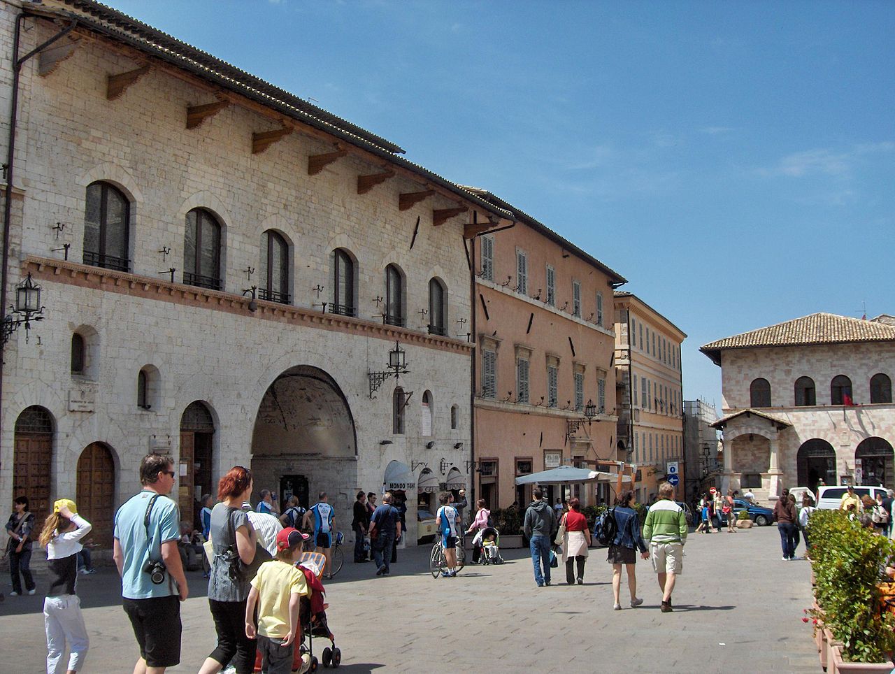 Turistas na Piazza del Comune