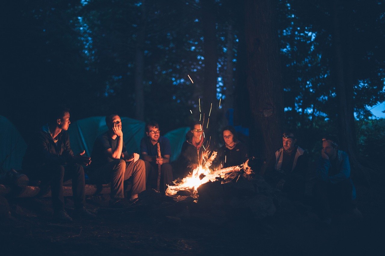 Acampamento em grupo com quantas pessoas acampar?