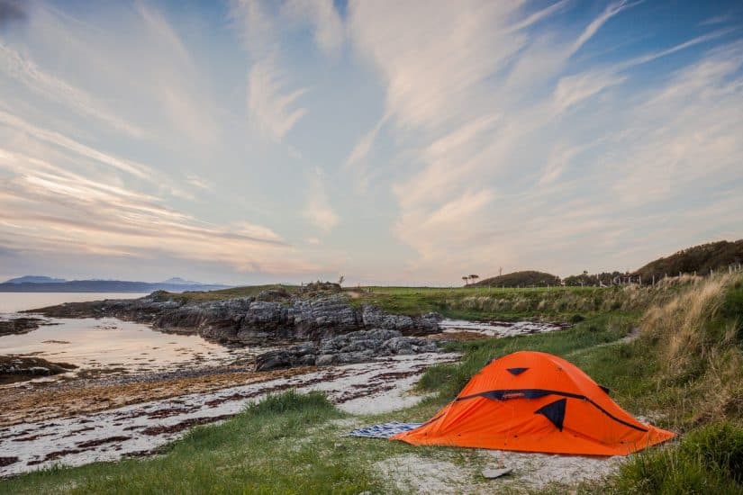 Planejamento para camping selvagem acampar em praia deserta