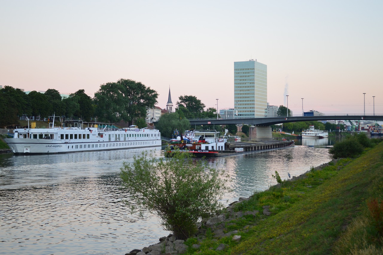 Rio Neckar em Mannheim Passeio em Mannheim