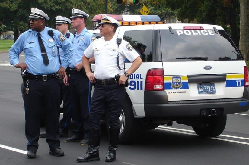 Segurança na viagem policiais falsos em viagens