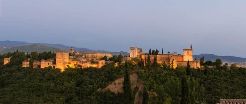 alhambra espanha quem construiu