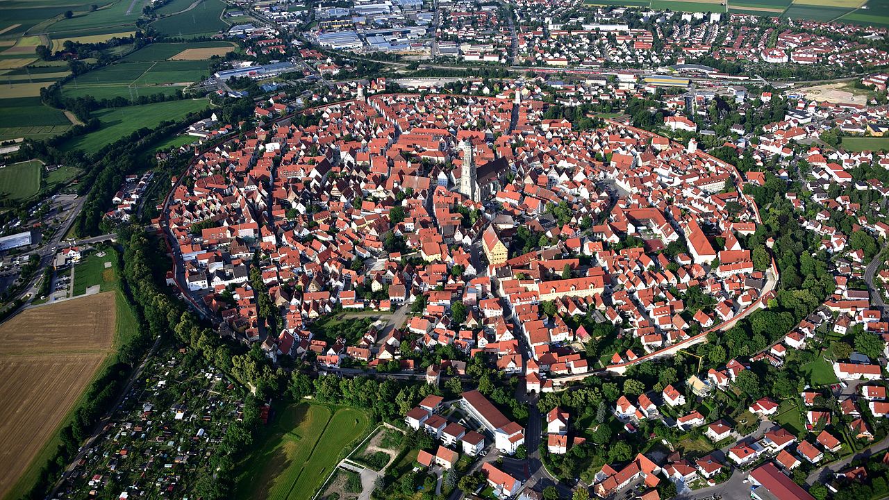 curiosidade de Nördlingen cidade na cratera do meteorito alemanha