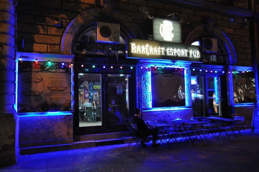 Vida noturna em Budapeste ruin pubs budapeste