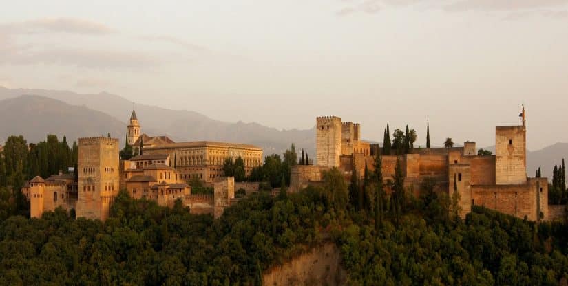 onde ficar perto de Alhambra