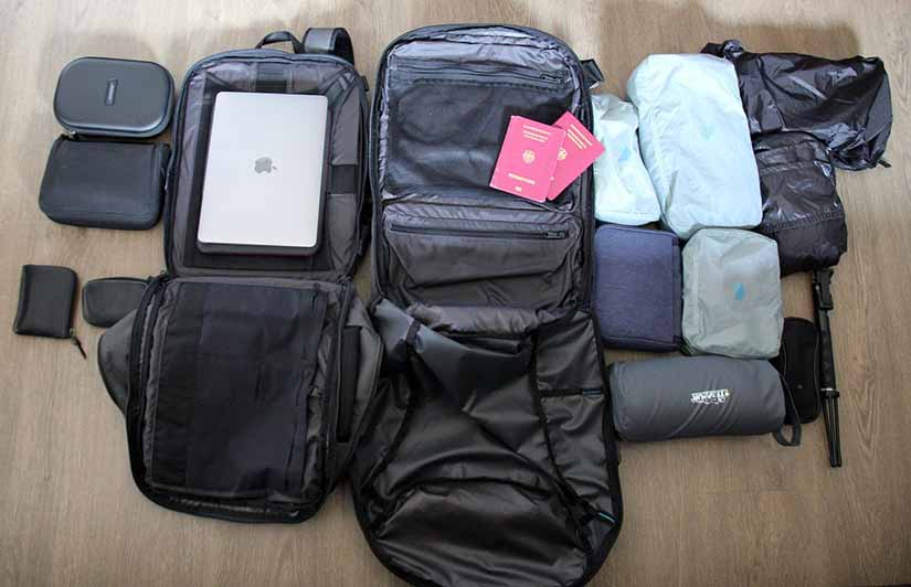 Arrumando a mala de mão para viajar