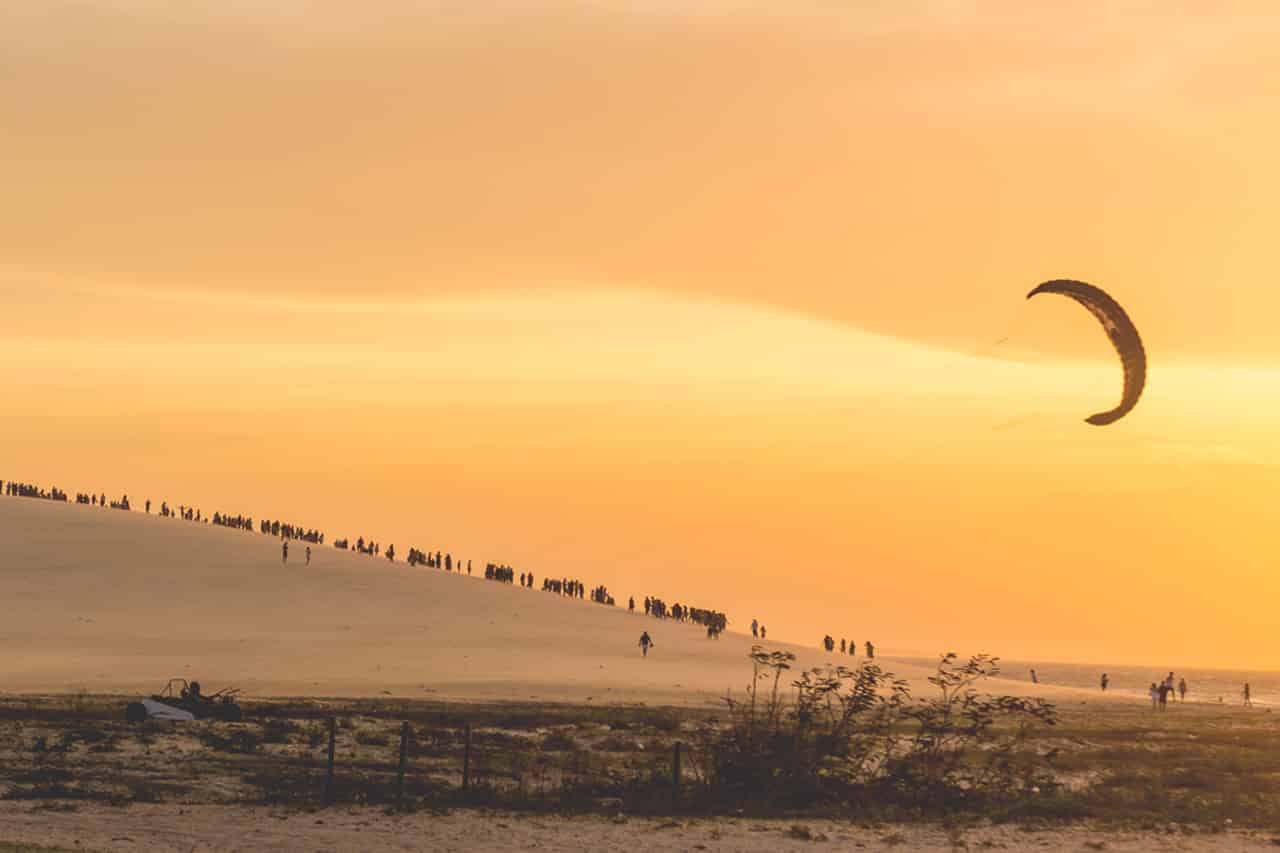 Entardecer nas dunas de Jericoacoara. Pôr do sol nas dunas de Jericoacoara