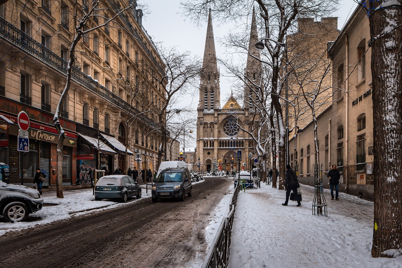 Neve em Paris, na França. Neve na França.