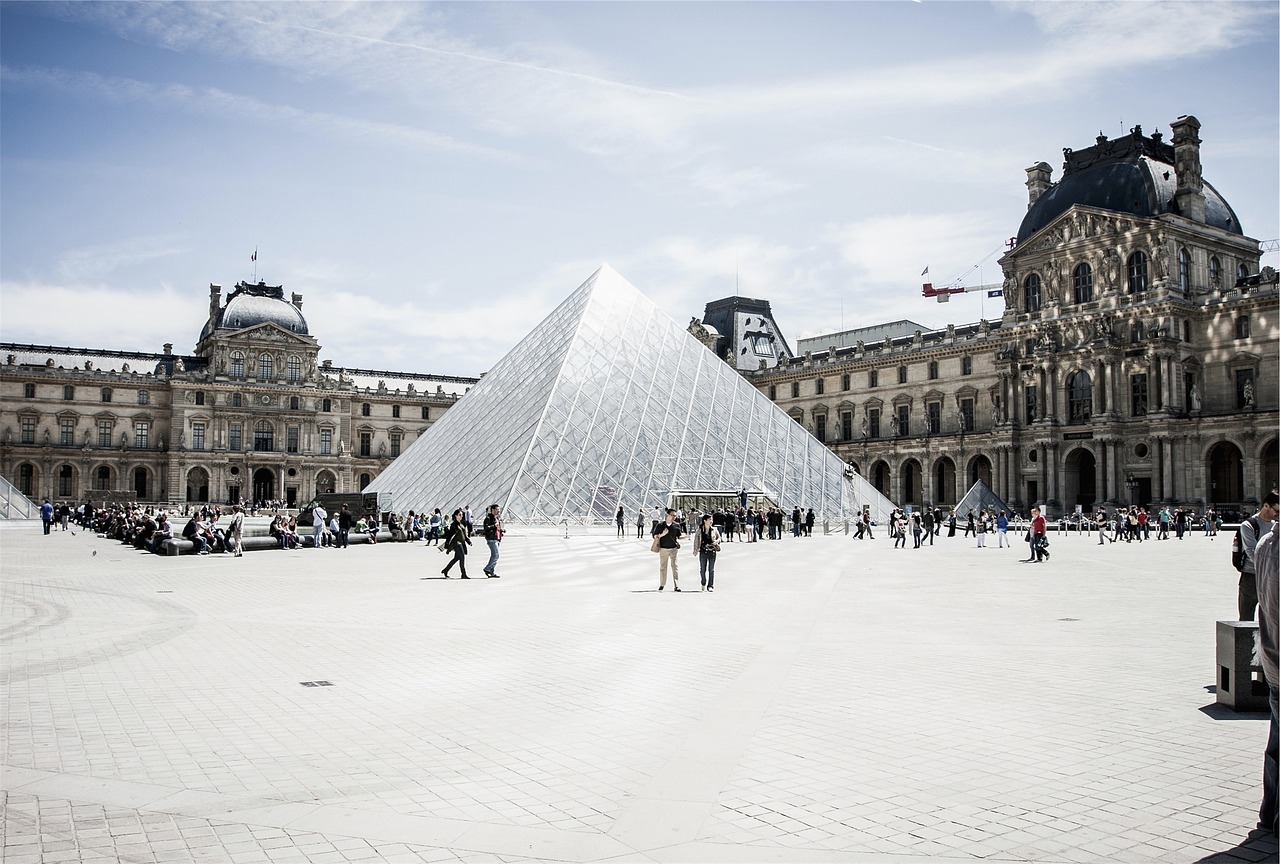 Neva em Paris neve no louvre