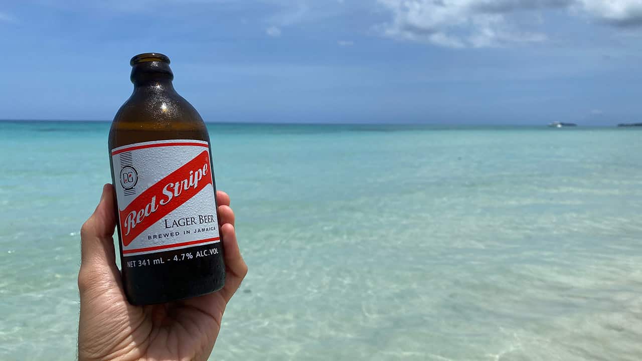 Red Stripe, a cerveja típica da Jamaica O que beber na Jamaica