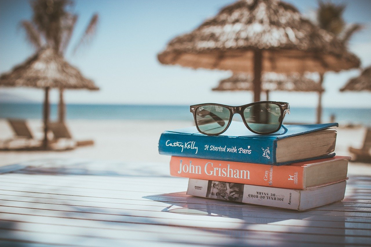 Fotos de livros na praia para redes sociais Fotos de livros na praia