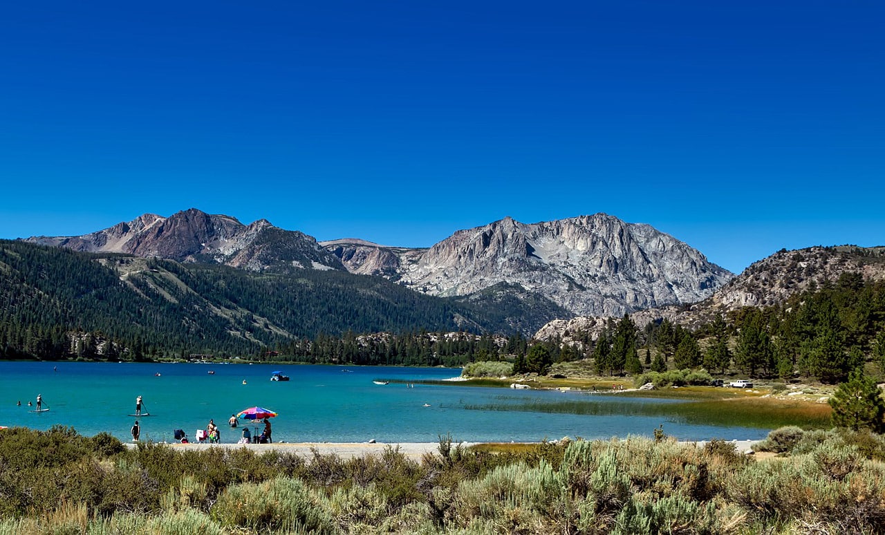 Lago perto de Mammoth Lakes June Lake, na Califórnia