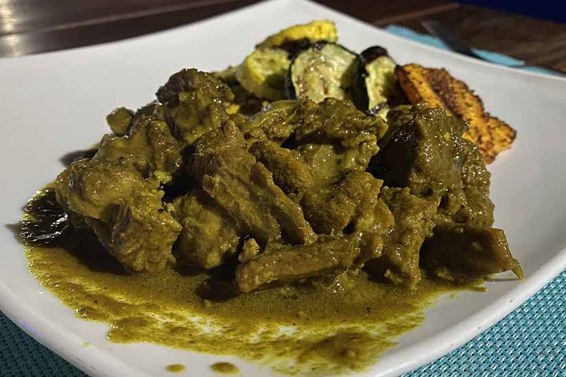 Pratos típicos da Jamaica com carne de bode