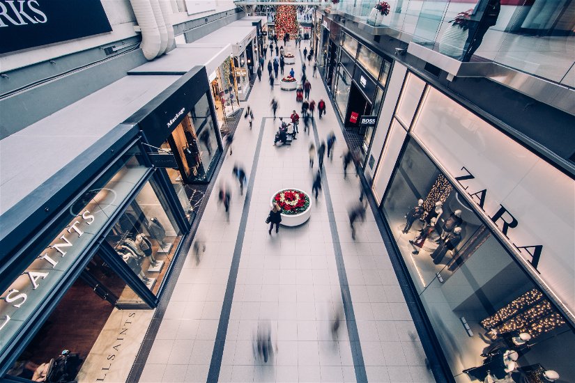 Imagem de várias pessoas circulando em um shopping