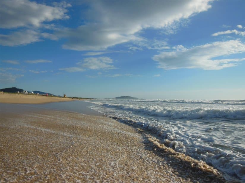 Imagem de uma praia em um dia ensolarado