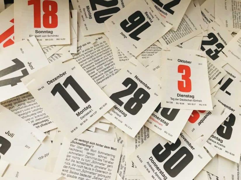 Papéis de calendário espalhados