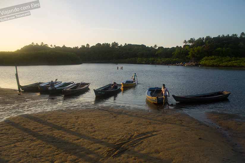 Travessia do rio para chegar em Caraíva