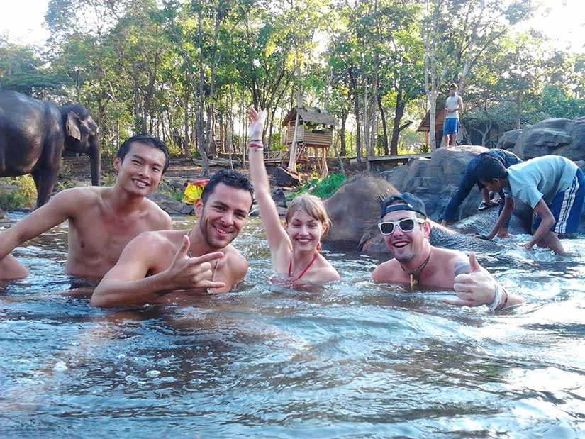 Banho com elefantes em TadLo