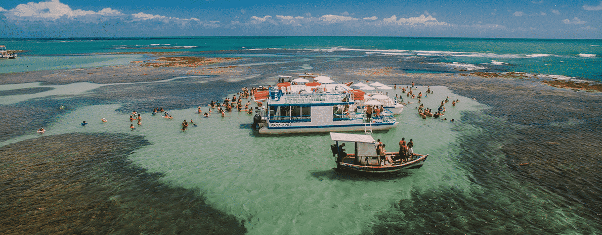 Passeio de barco nas piscinas naturais