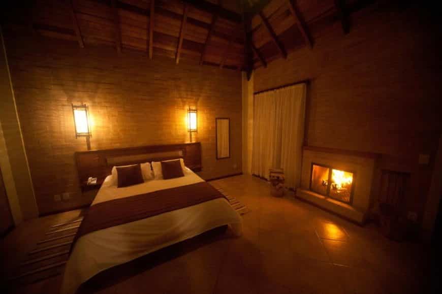 Quarto com lareira da Pousada Bucaneve