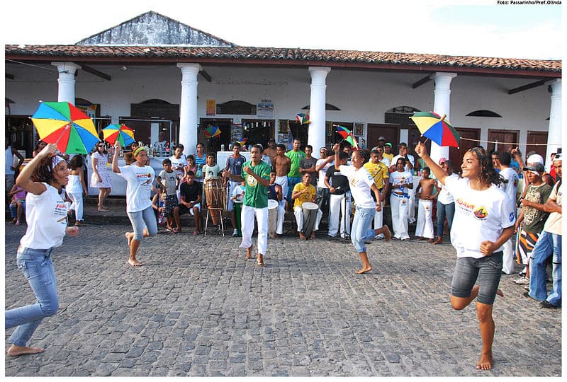 pessoas dançando frevo