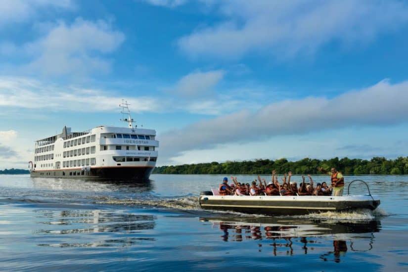 se hospedar em um barco no rio