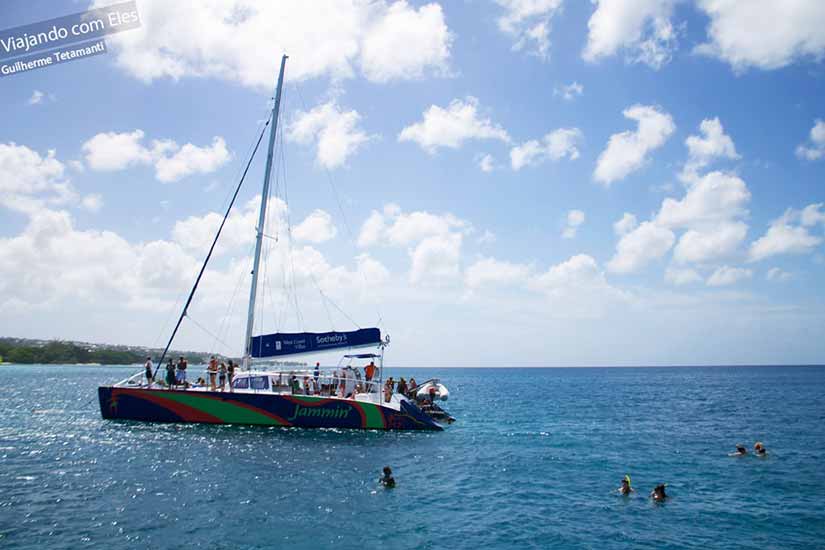 Passeio de catamarã em Barbados