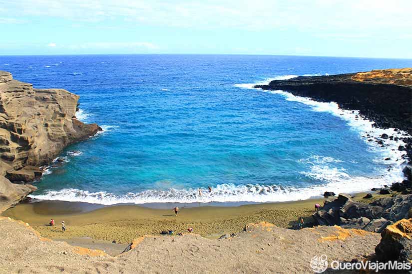 Praia de areia verde no Hawaii