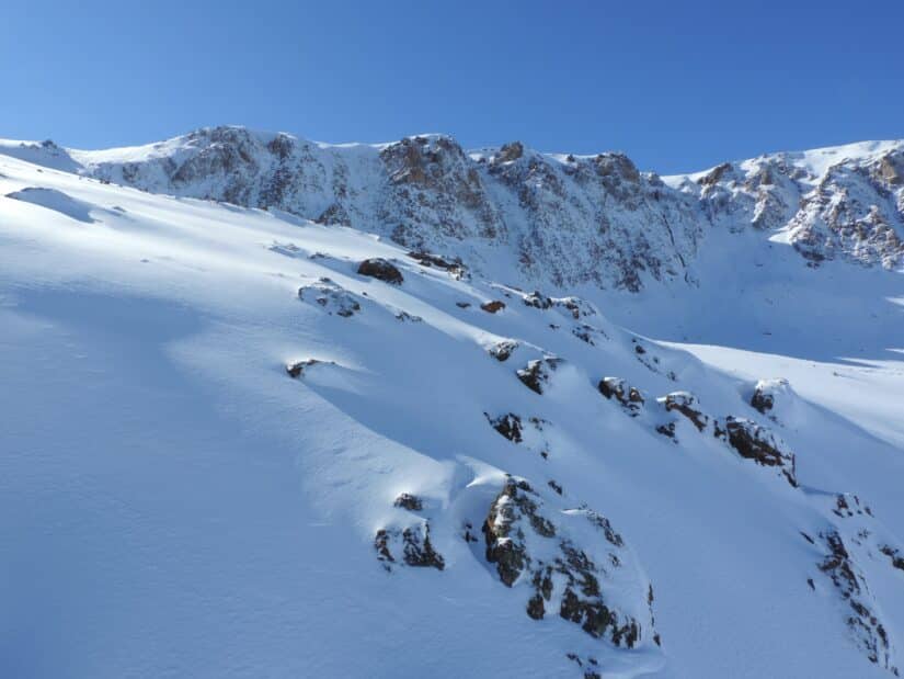 Montanhas cheias e neve no Valle Nevado, no Chile