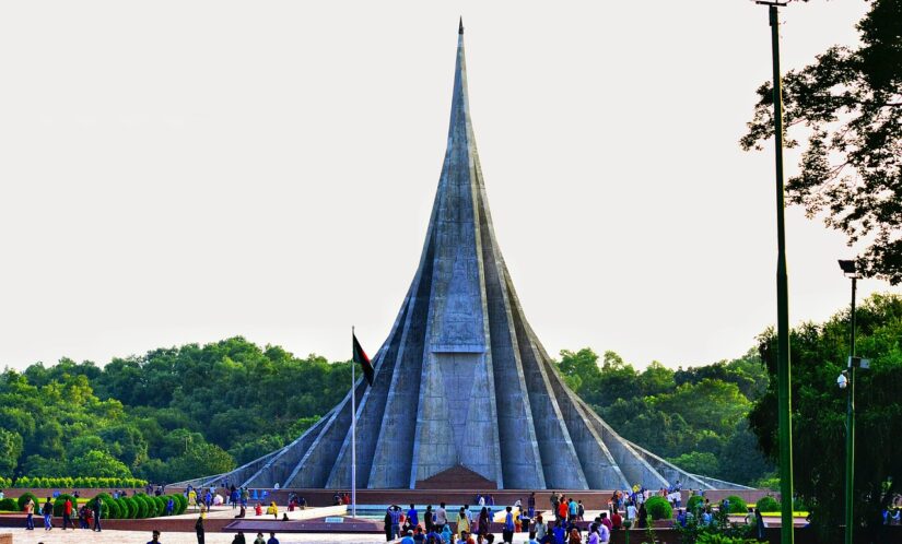 As pessoas visitam o Memorial Nacional dos Mártires em Bangladesh, ideal para quem tem seguro de viagem para Bangladesh.