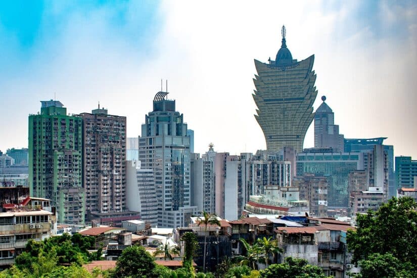 Horizonte de Macau com arranha-céus modernos, incluindo o Grand Lisboa Hotel - um cenário ideal para sua viagem segura para Macau.