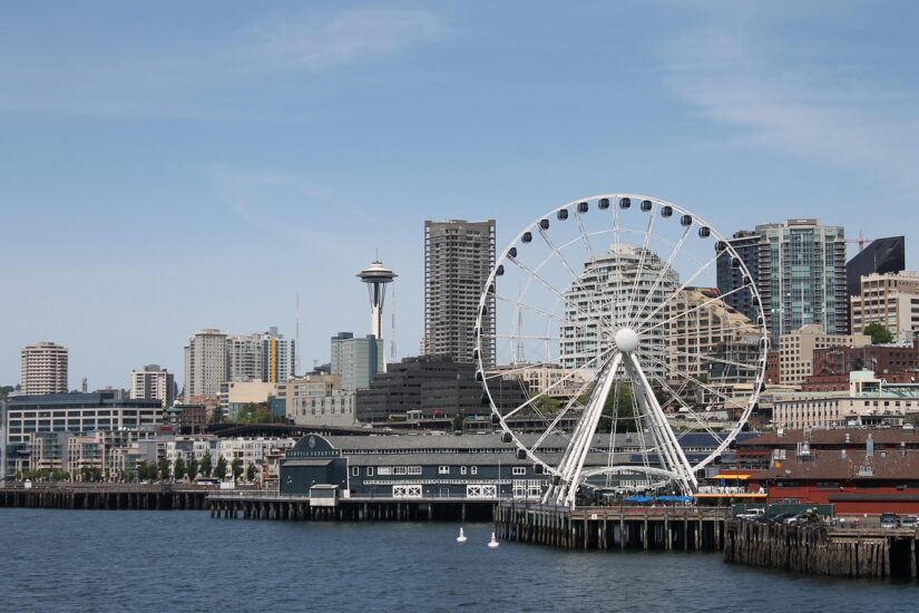 Horizonte da orla de Seattle com a Great Wheel e a Space Needle — perfeito para sua próxima viagem segura para Seattle.
