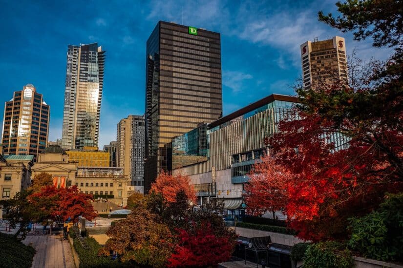 Paisagem urbana do centro de Vancouver com árvores vibrantes de outono — descubra-a com segurança com seguro viagem para Vancouver.