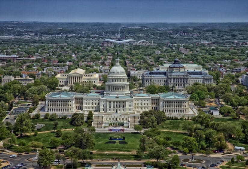 Vista aérea do Capitólio dos EUA, área verde e paisagem urbana — ideal para sua viagem segura para Washington, D.C.