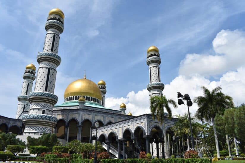 Uma grande mesquita com cúpulas douradas em Brunei - considere uma viagem segura para Brunei para uma visita segura e memorável.