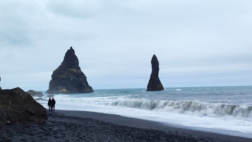 Excursão para a praia negra na Islândia