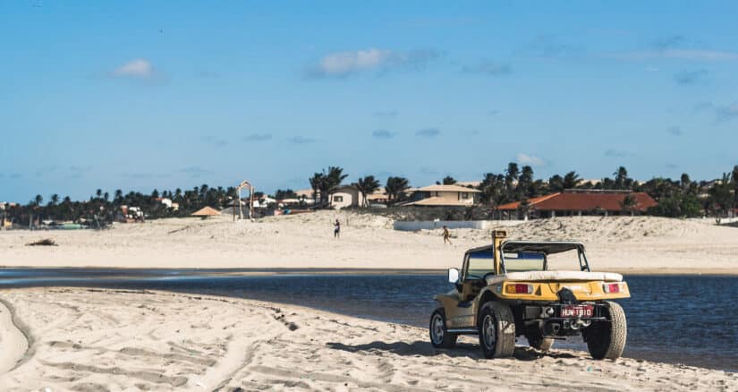 Como chegar à Praia de Morro Branco, no Ceará?