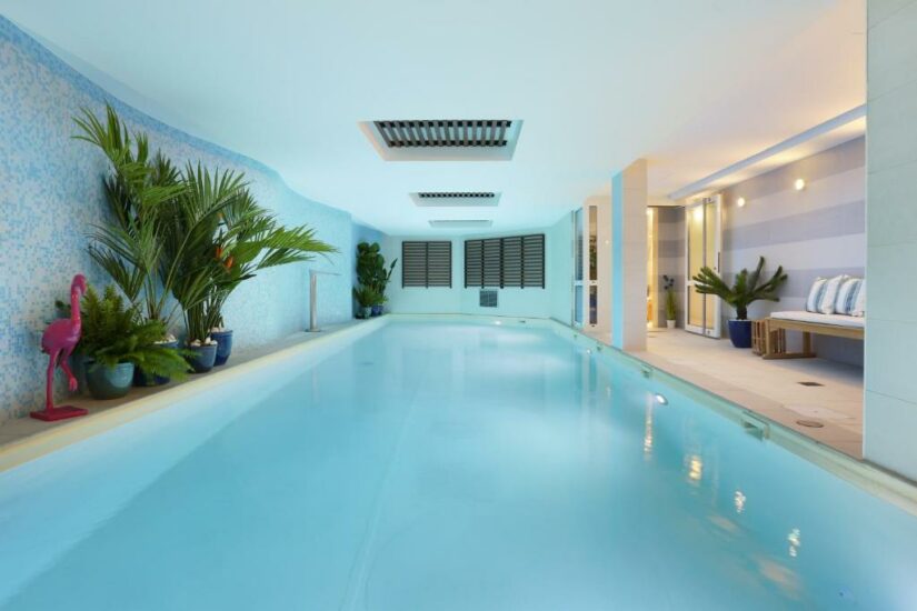 Hotel com piscina grande em Paris
