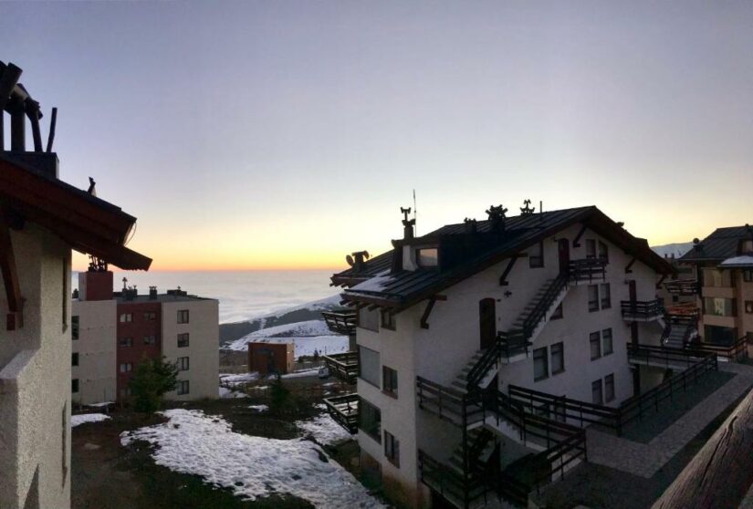 Hotel com neve na porta perto de Santiago