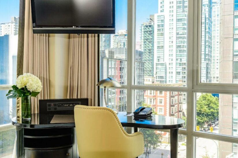 hotel com varanda para a English Bay Beach