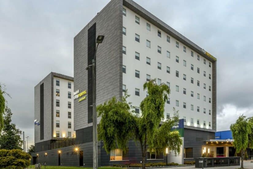 hotéis com transfer para aeroporto em Bogotá
