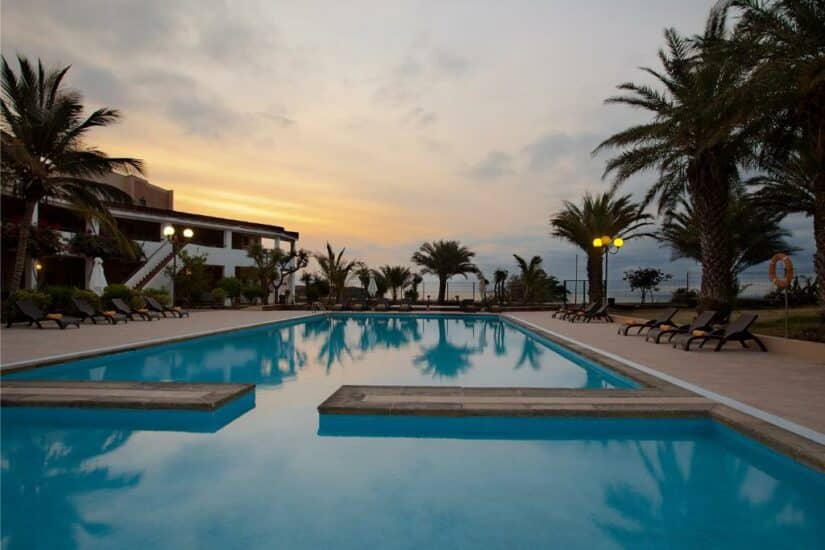 hotel em Praia com piscina 
