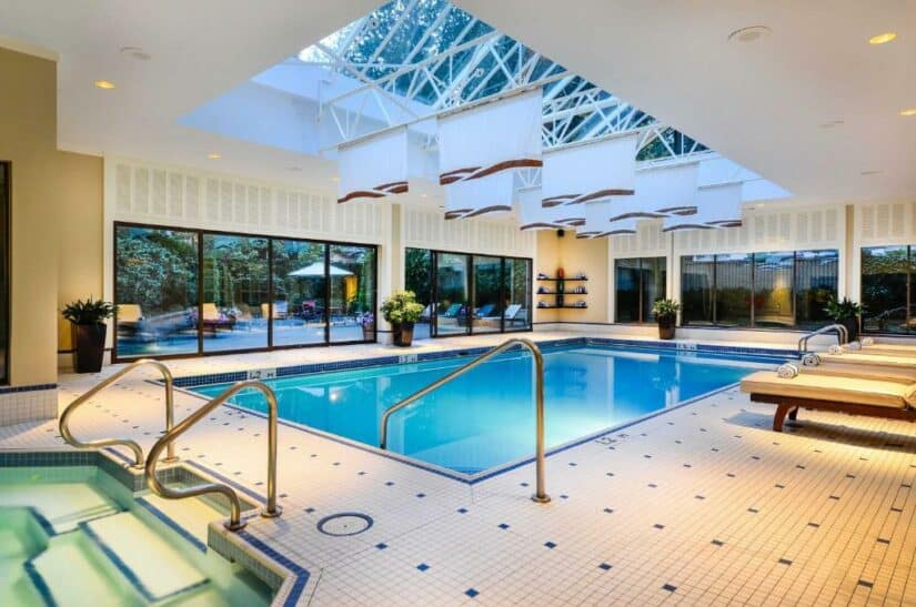hotel com piscina grande em Vancouver
