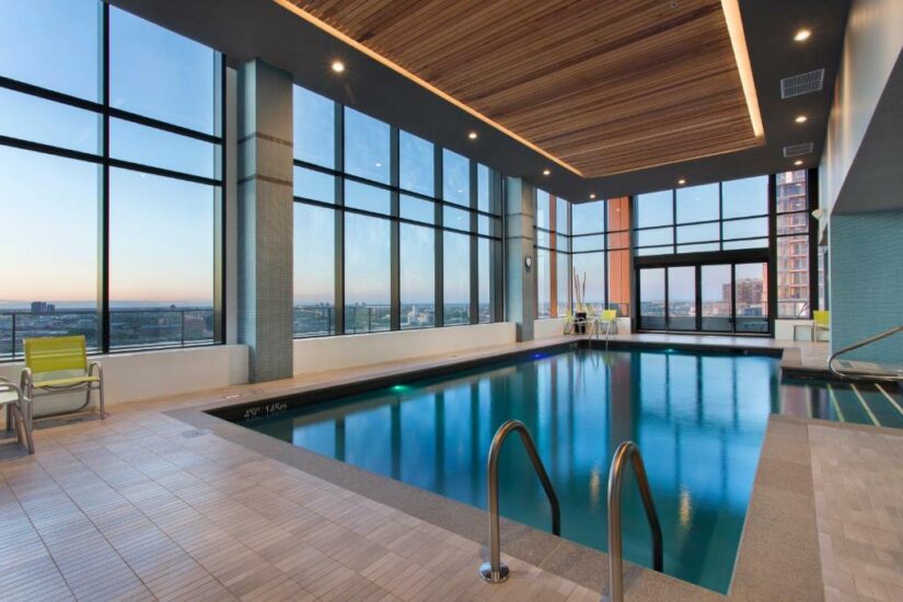 hotel em Montreal com piscina 
