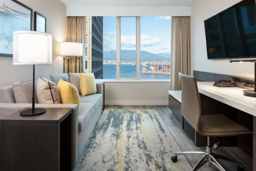 hotel bom e barato em Vancouver